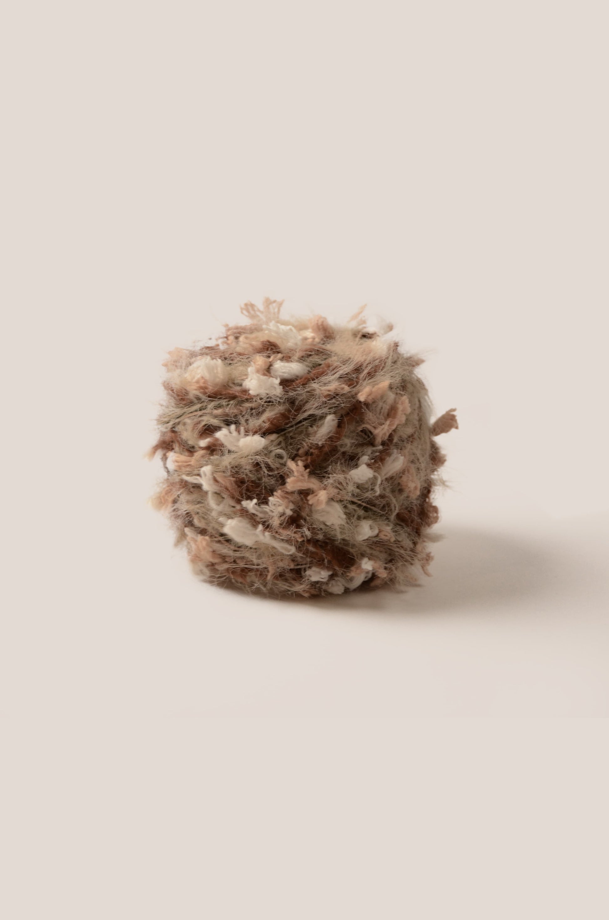 Chestnut Fluff hand-blended yarn – layered chestnut brown with soft fluffy fibers, inspired by autumn leaves and earthy tones