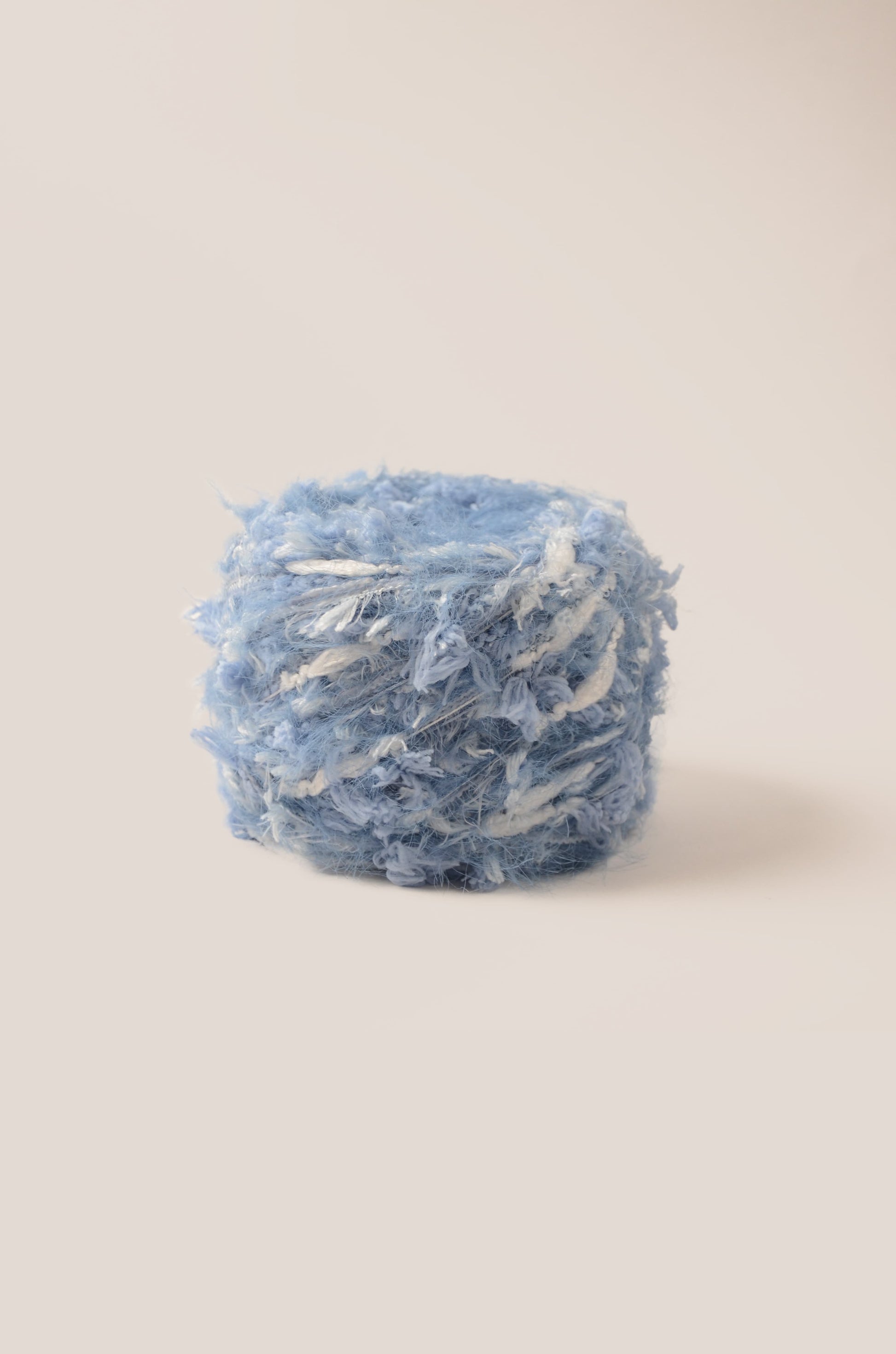 Ocean Breeze hand-blended yarn – soft blue base with white threads, fluffy texture inspired by ocean light and calm sea reflections